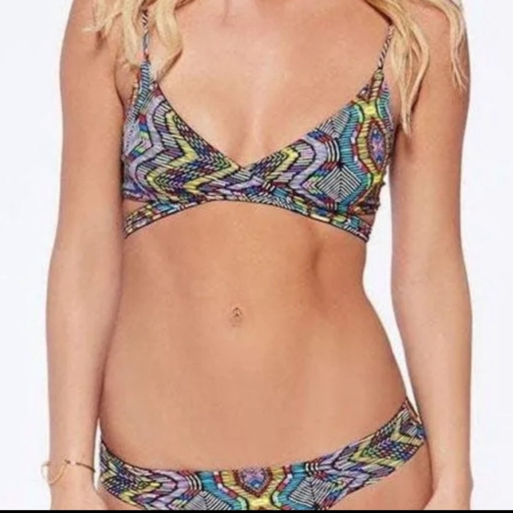 NWOT! L Space Chloe Wrap Reversible Bikini Top size XS!